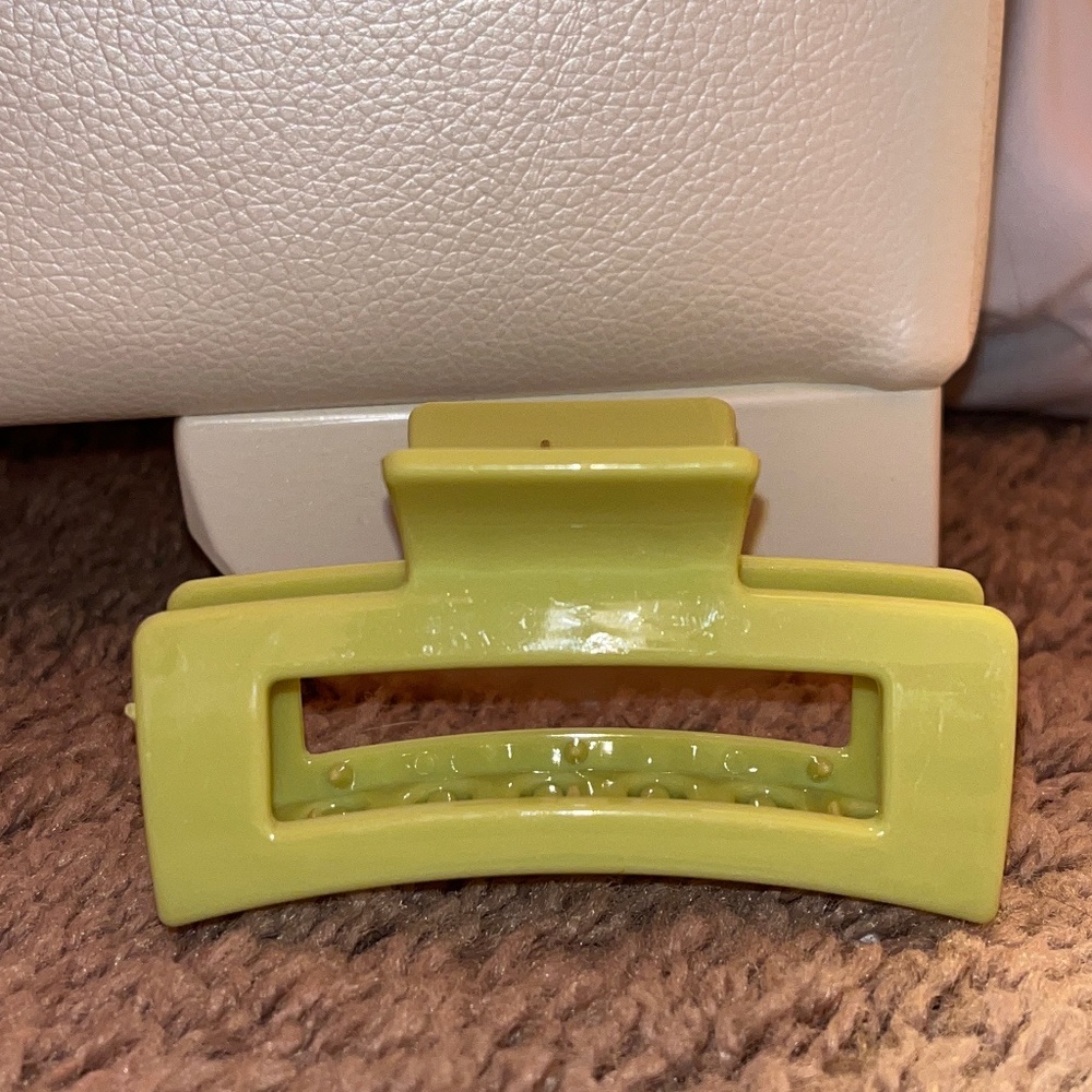 Green claw clip